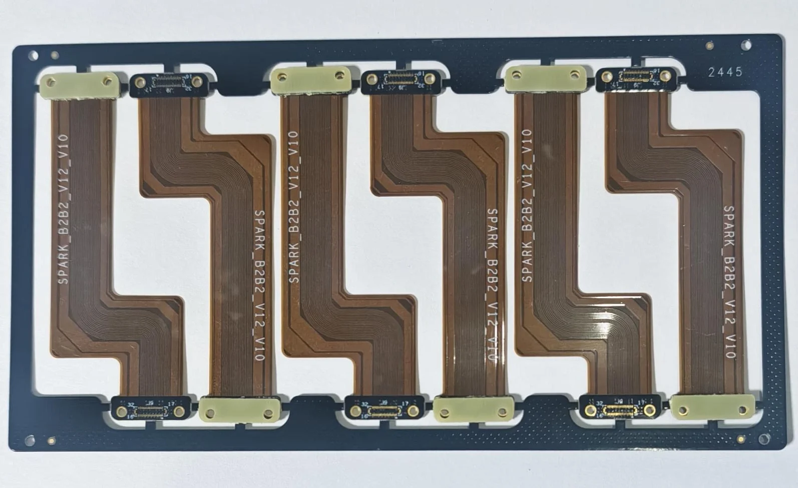 Zweilagiges flexibles Leiterplattendesign mit ENIG-Goldbeschichtung auf der Oberfläche.